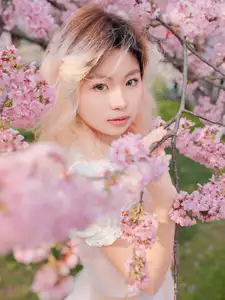 YiTuYu Art Language Vol.8665: Ten Ten's Radiant Beauty Amidst Cherry Blossoms - Captivating Spring Portrait-4