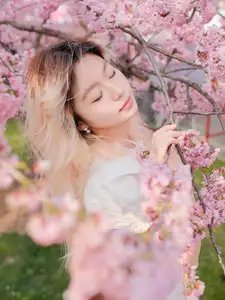 YiTuYu Art Language Vol.8665: Ten Ten's Radiant Beauty Amidst Cherry Blossoms - Captivating Spring Portrait-14