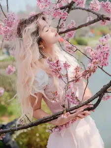YiTuYu Art Language Vol.8665: Ten Ten's Radiant Beauty Amidst Cherry Blossoms - Captivating Spring Portrait-3