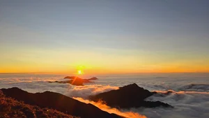 Conquering Ta Chi Nhu Summit: An Emotional Journey Above the Clouds-2