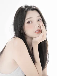 Elegant Beauty and Timeless Style: Capturing the Sweet and Radiant Aesthetic of Vietnamese Actress Xuan Van in Natural Settings-2