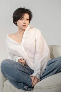 Elegant Beauty and Timeless Style: Capturing the Sweet and Radiant Aesthetic of Vietnamese Actress Xuan Van in Natural Settings-6