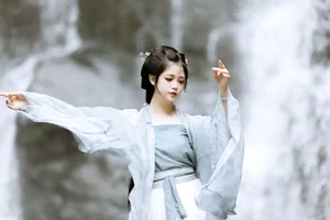 Elegant Portrait Photography Collection Featuring Model Qi Qi Ry in YiTuYu Art Language Vol.9331 – Aesthetic Lifestyle and Fashion Inspiration-18