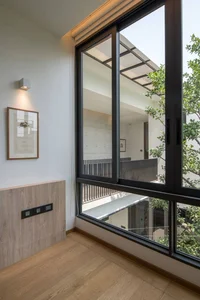 Minimalist Sanctuary: Elevating Modern Living with Floor-to-Ceiling Glass Walls and Lush Indoor Greenery-17