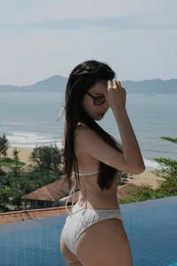 Stunning Summer Style: Tran Bich Hanh’s Chic Bikini Look and Fitness Inspiration for Your Next Tropical Beach Getaway-3