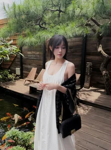 Stunning Summer Style: Tran Bich Hanh’s Chic Bikini Look and Fitness Inspiration for Your Next Tropical Beach Getaway-5