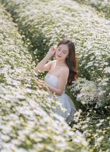 VGU No.22: Discover the ethereal beauty of a muse amidst a vast field of white daisies, where time stands still.-3