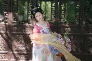 YiTuYu Vol.8697: Zi Xiao Xun – Elegant Hanfu Beauty Blooms in a Timeless Garden Scene-11