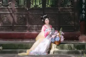 YiTuYu Vol.8697: Zi Xiao Xun – Elegant Hanfu Beauty Blooms in a Timeless Garden Scene-5