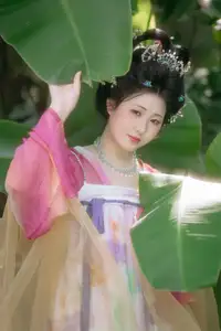 YiTuYu Vol.8697: Zi Xiao Xun – Elegant Hanfu Beauty Blooms in a Timeless Garden Scene-9
