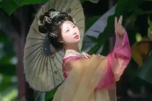 YiTuYu Vol.8697: Zi Xiao Xun – Elegant Hanfu Beauty Blooms in a Timeless Garden Scene-3