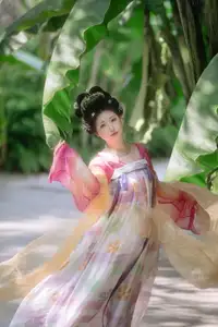 YiTuYu Vol.8697: Zi Xiao Xun – Elegant Hanfu Beauty Blooms in a Timeless Garden Scene-10