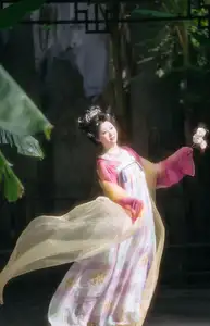 YiTuYu Vol.8697: Zi Xiao Xun – Elegant Hanfu Beauty Blooms in a Timeless Garden Scene-8