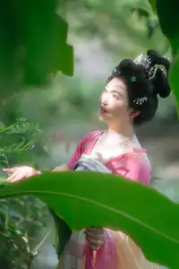 YiTuYu Vol.8697: Zi Xiao Xun – Elegant Hanfu Beauty Blooms in a Timeless Garden Scene-13