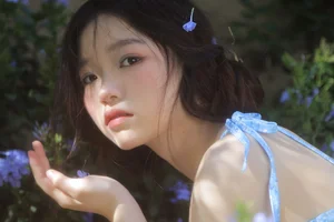 Radiant Summer Portraits: YiTuYu Art Language Vol.9384 Featuring Bu Shi Jiang Zi in Sun-Drenched Blue Snowflake Aesthetic-11