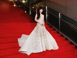 Stunning Red Carpet Elegance: Khả Ngân Shines as a Cinematic Muse in a Breathtaking Evening Gown and High-Fashion Glamour-8