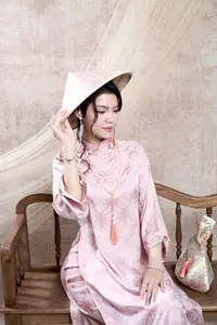 Graceful Pink Ao Dai: Alluring Traditional Vietnamese Beauty Unveiled-6