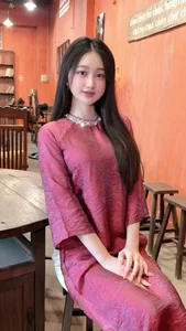 Elegant Traditional Vietnamese Silk Áo Dài: Timeless Grace and Feminine Beauty for Every Occasion-3