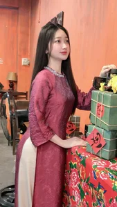 Elegant Traditional Vietnamese Silk Áo Dài: Timeless Grace and Feminine Beauty for Every Occasion-4