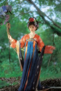 Elegant Cosplay: Tong Yi's Traditional Chinese Beauty in YiTuYu Vol.8305-16