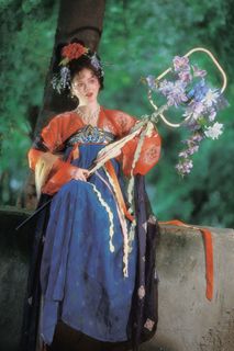 Elegant Cosplay: Tong Yi's Traditional Chinese Beauty in YiTuYu Vol.8305-1