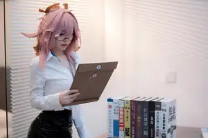 Coser Bangni Bonnie's Daring Interview Look: A Unique Blend of Professional and Playful Charm-9