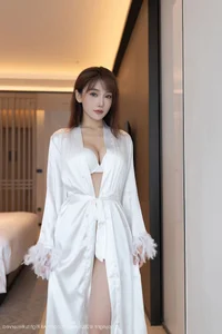 Elegant Muse: Lu Xuan Xuan Captures Modern Sophistication-0