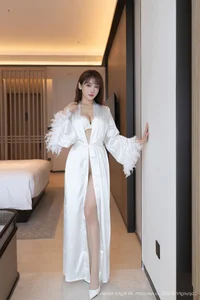 Elegant Muse: Lu Xuan Xuan Captures Modern Sophistication-10