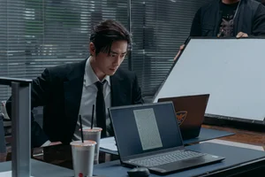 Exclusive Behind-the-Scenes Look: Shin Hae Sun and Lee Jun Hyuk in the New Netflix K-Drama Series The Art of Sarah-13