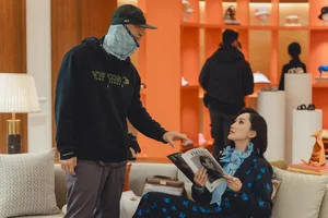 Exclusive Behind-the-Scenes Look: Shin Hae Sun and Lee Jun Hyuk in the New Netflix K-Drama Series The Art of Sarah-4
