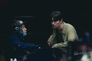 Exclusive Behind-the-Scenes Look: Shin Hae Sun and Lee Jun Hyuk in the New Netflix K-Drama Series The Art of Sarah-8