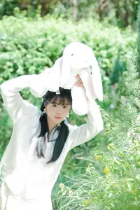 Yi Zhi Nuan Nuan's Poetic World: Dreamy Muse in a Green Garden YiTuYu Vol.8651-18