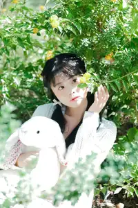 Yi Zhi Nuan Nuan's Poetic World: Dreamy Muse in a Green Garden YiTuYu Vol.8651-6