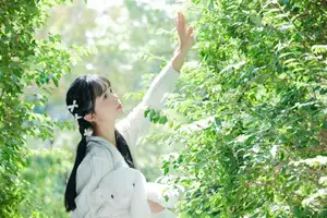 Yi Zhi Nuan Nuan's Poetic World: Dreamy Muse in a Green Garden YiTuYu Vol.8651-25