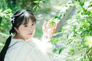 Yi Zhi Nuan Nuan's Poetic World: Dreamy Muse in a Green Garden YiTuYu Vol.8651-26