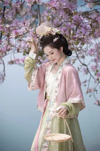 Ethereal Beauty Under Blossoms - YiTuYu Vol.8918 Jiu Shi Jiao Mei Nan A-11