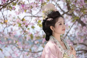 Ethereal Beauty Under Blossoms - YiTuYu Vol.8918 Jiu Shi Jiao Mei Nan A-12