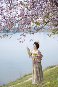 Ethereal Beauty Under Blossoms - YiTuYu Vol.8918 Jiu Shi Jiao Mei Nan A-25
