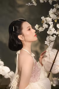 VGU No.138: Discover Elegant Vietnamese Beauty: Modern Ao Yem & Oriental Grace-1