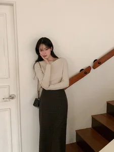 Tips to Style Long Skirts for Petite Women-5