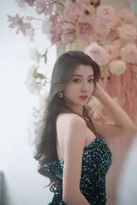 Dva Shines in Sparkling Emerald Dress: Captivating Fashion Portrait - YiTuYu Vol.8640-2