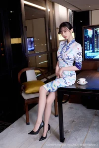 Elegant Modern Cheongsam Fashion: Yueer Yueer in XiuRen No.10741 Portrait Series – Traditional Chinese Qipao Style Inspiration-31