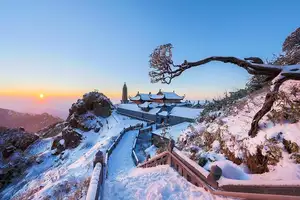 Discover Vietnam's Enchanting Winter Wonderland: Mystical Frost-Covered Landscapes Await You-13