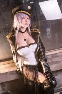 Coser Yangyi: Alluring Mystery in a Striking Military Uniform-5