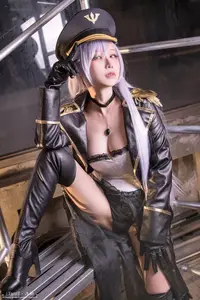 Coser Yangyi: Alluring Mystery in a Striking Military Uniform-11