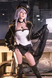 Coser Yangyi: Alluring Mystery in a Striking Military Uniform-13