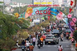 Vibrant Floating Flower Market in Ho Chi Minh City: A Traditional Lunar New Year Experience at Binh Dong Wharf, Vietnam-4
