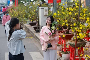 Vibrant Floating Flower Market in Ho Chi Minh City: A Traditional Lunar New Year Experience at Binh Dong Wharf, Vietnam-11
