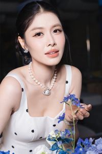 Thuy Anh Radiantly Showcases Mother-of-3 Beauty in Elegant Polka Dot Dress.-6