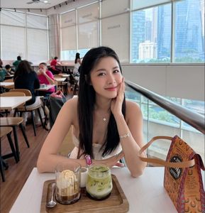 Thuy Anh Radiantly Showcases Mother-of-3 Beauty in Elegant Polka Dot Dress.-7